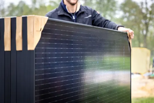 Alors, quand investir ? Maintenant. Un installateur sort des panneaux solaires