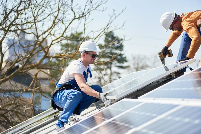 Installation Des installeurs mettent des panneaux