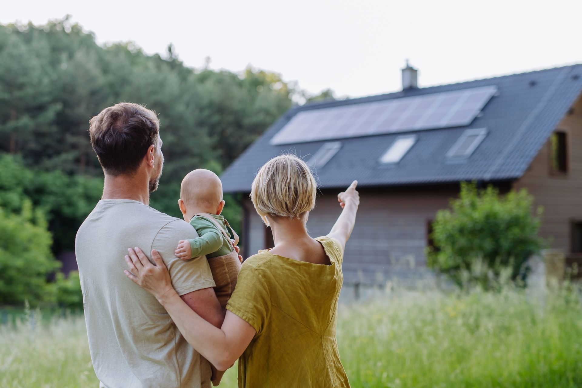 Une famille devant une maison solaire Découvrez les avantages