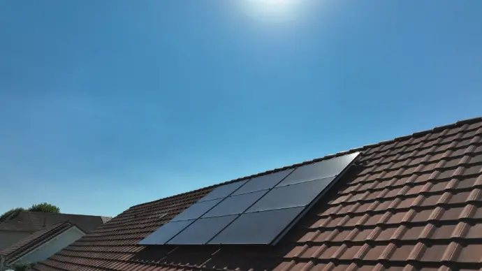 Un toit avec des panneaux solaires