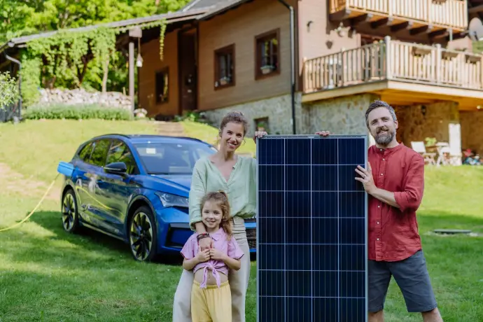 Une famille qui fait la démonstration des panneaux solaires