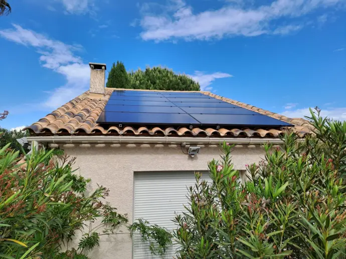 une porte de garage avec des panneaux solaires