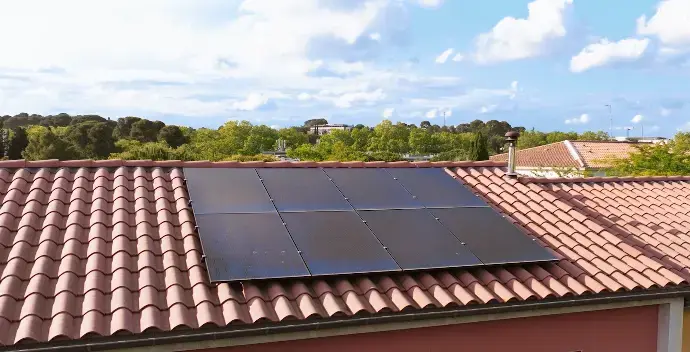Des panneaux solaires en fonctionnement un panneau solaire sur un toit