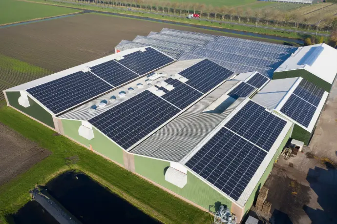 Un bâtiment a toiture solaire Une toiture solaire