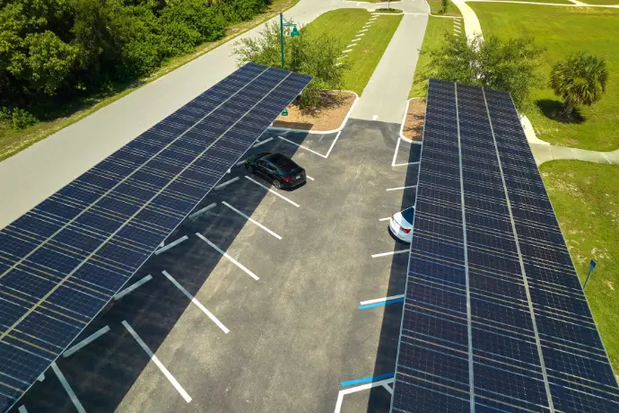 Une combrière sur un parking un parking solaire