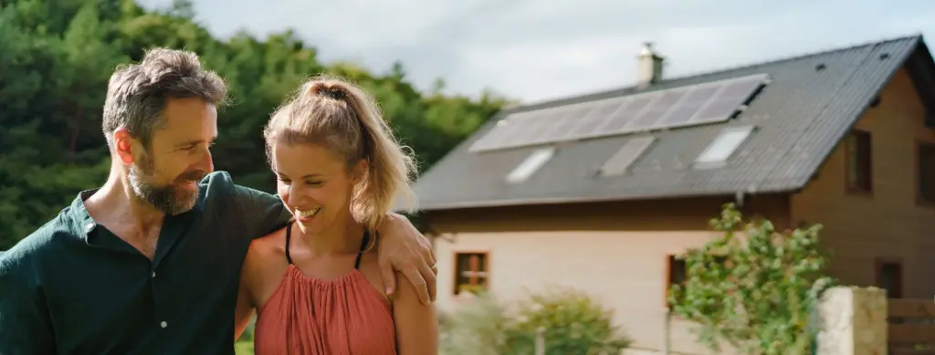 Une famille devant des panneaux solaires