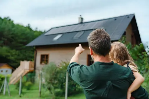 Les panneaux solaires sur un toit Une famille montre des panneaux solaires