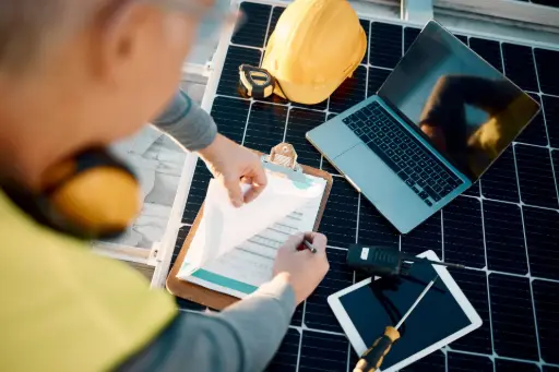 Des techniciens font une analyse