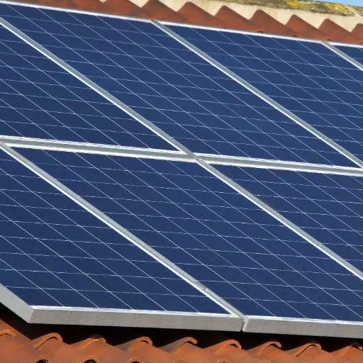 Des panneaux solaires sur un toit Des panneaux solaires installé sur un toit