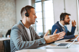 Des techniciens analysent les besoins