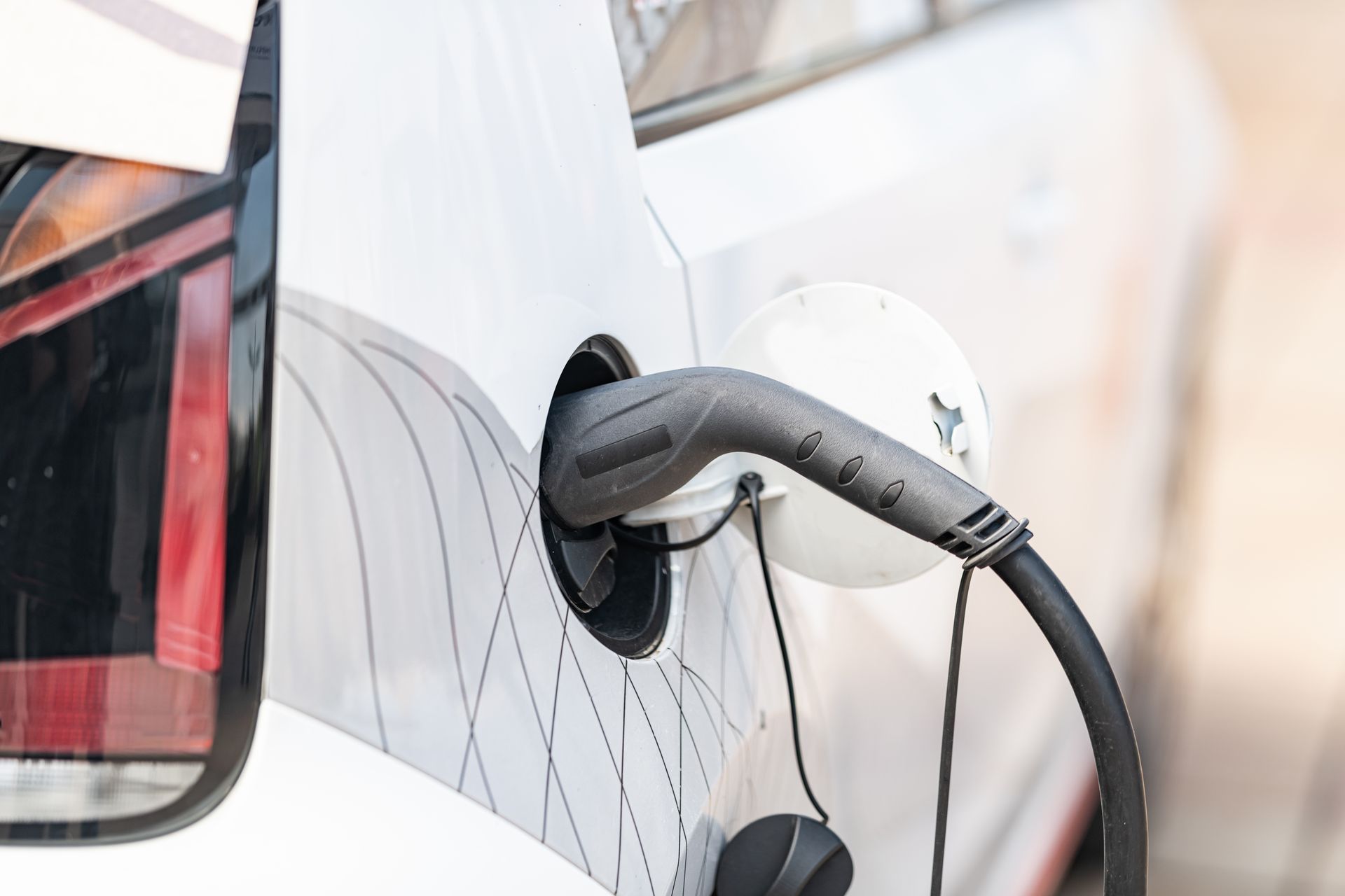 Quelles sont les aides financières pour l'installation d'une borne de recharge ? Une voiture électrique branché a son chargeur