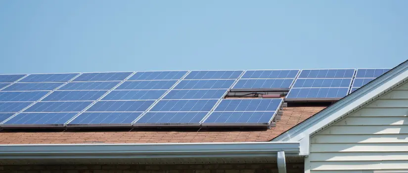Des panneaux solaires sur un toit