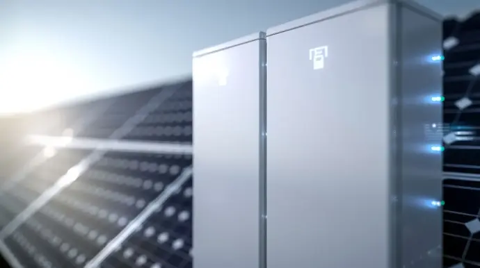 Les batteries solaires, réelles ou virtuelles Des batteries solaires avec des panneaux solaires, un équipement en règle