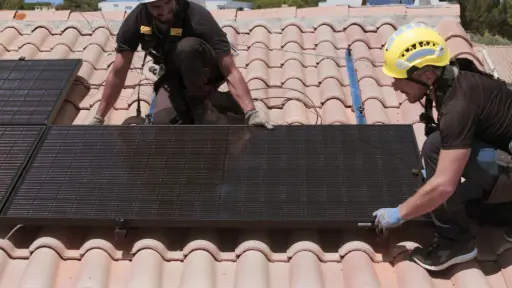 Des installateurs de panneaux solaires