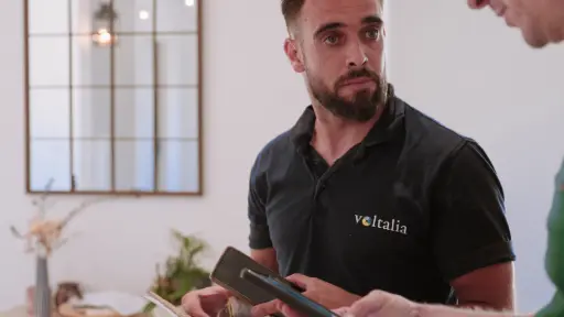 Un installateur Maison Solaire Voltalia