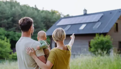 Une installation solaire et une famille heureuse