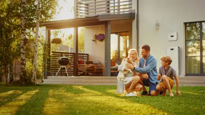 Simulez l'installation de votre batterie solaire en 3 min Une famille heureuse grâce a la batterie solaire