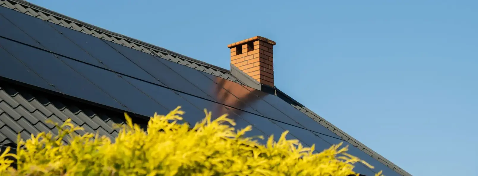 Passez au solaire en toute simplicité Un toit installé d'un panneau solaire en toute simplicité